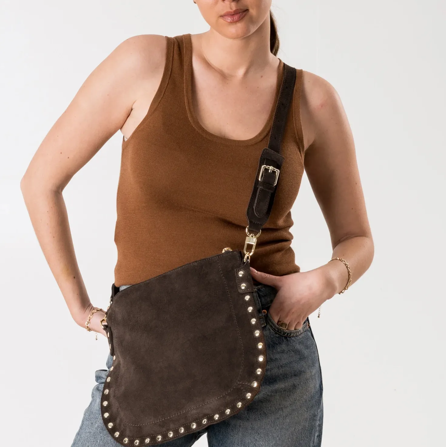 Sac besace marron cuir velours décor clous