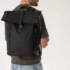 Sac à dos noir mat toucher gomme