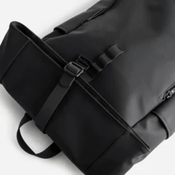Sac à dos noir mat toucher gomme
