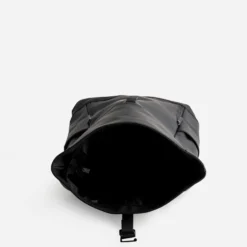 Sac à dos noir mat toucher gomme