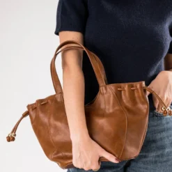 Sac à main cognac coulisses côtés