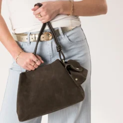 Sac à main marron avec porte-monnaie
