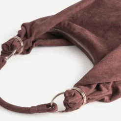 Sac à main marron rougi suédé