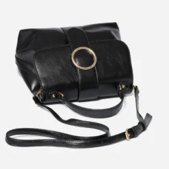 Sac à main noir avec boucle ronde métal