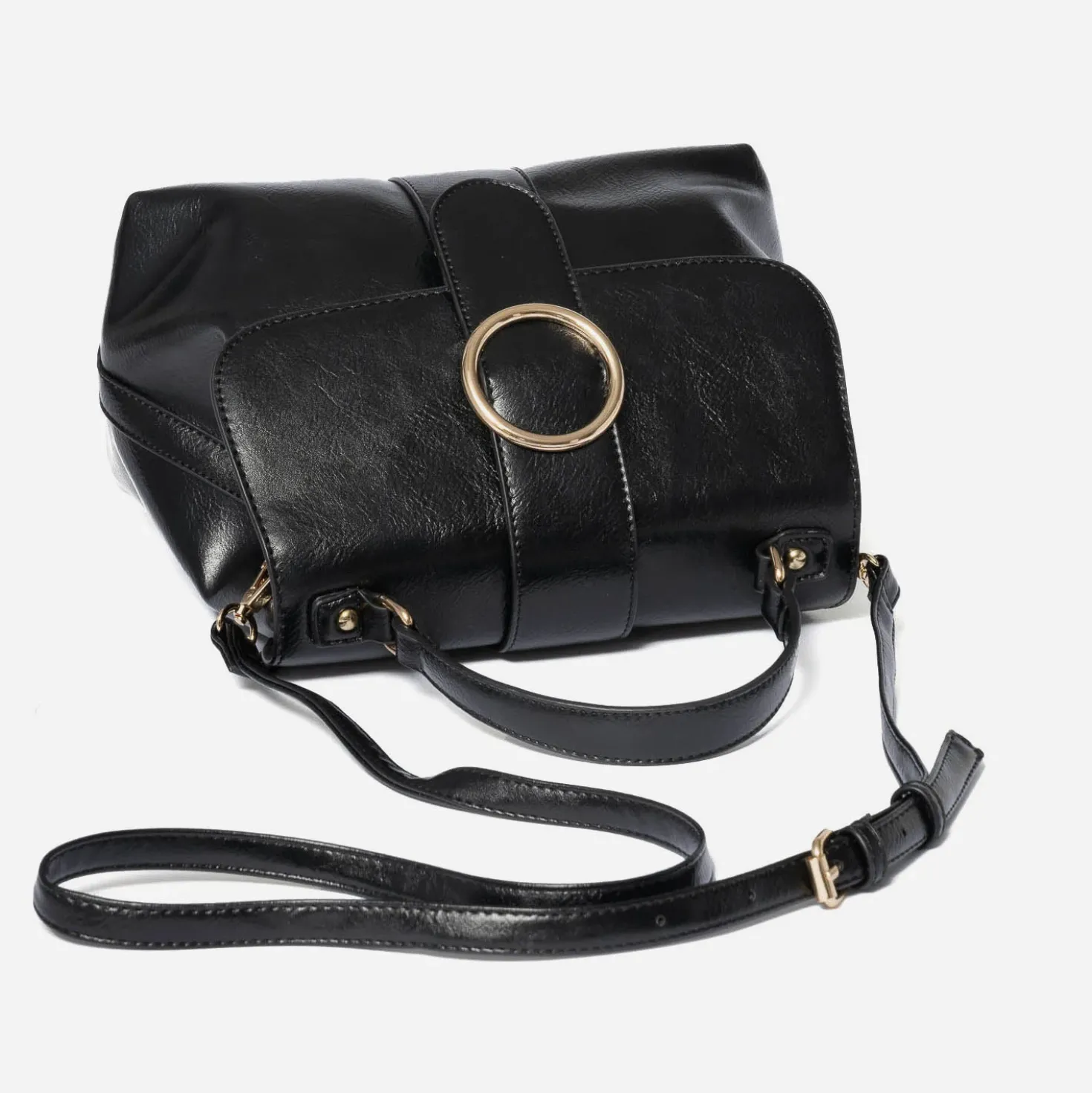 Sac à main noir avec boucle ronde métal