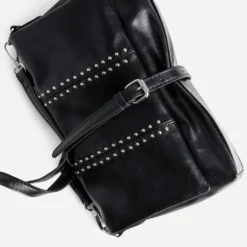 Sac à main noir décor clous