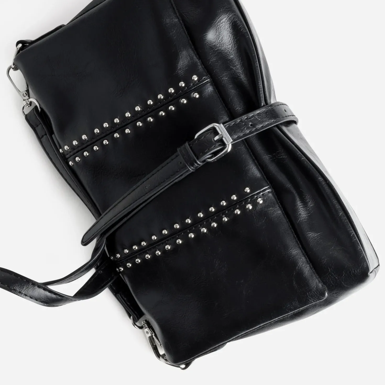 Sac à main noir décor clous