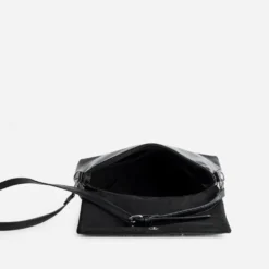 Sac à main noir décor clous