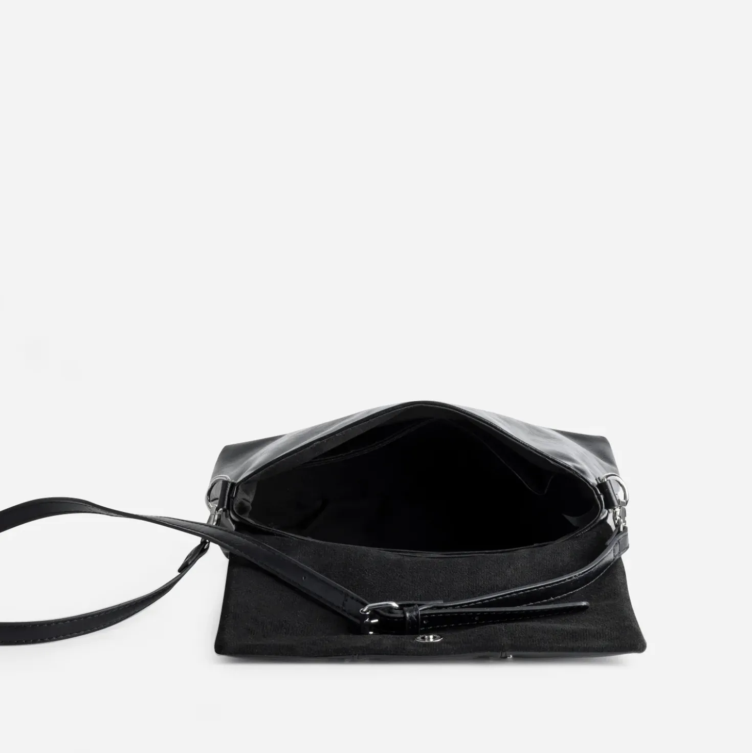 Sac à main noir décor clous