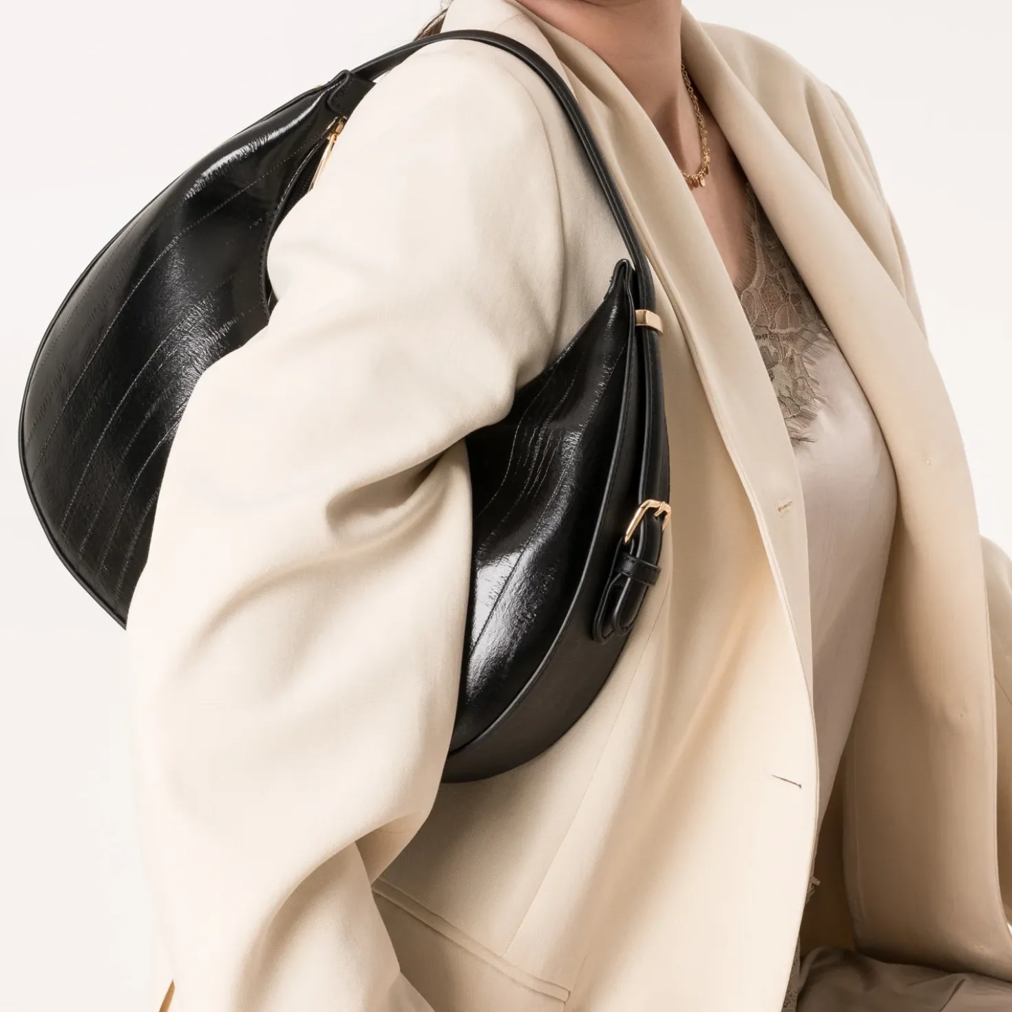 Sac à main noir forme hobo