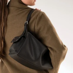 Sac à main noir poches cloutées