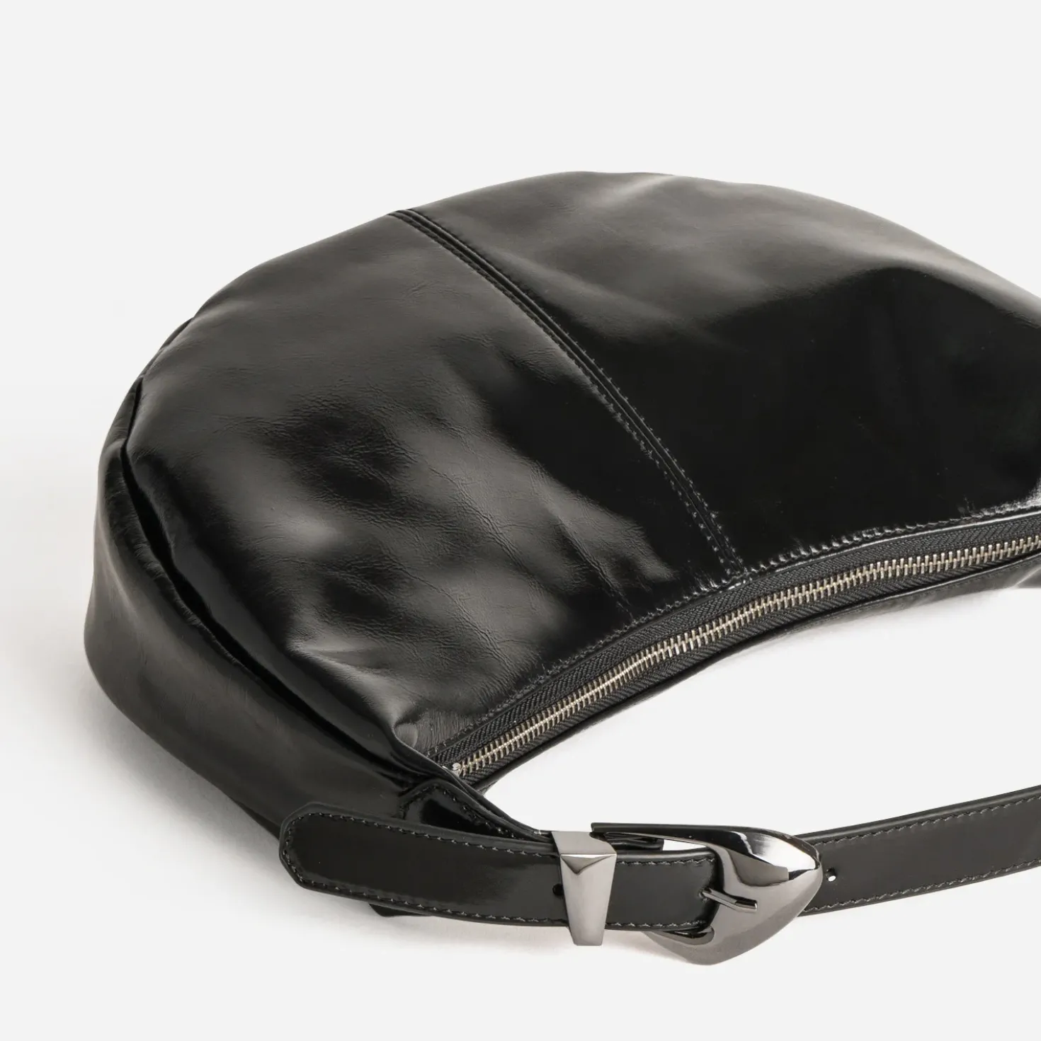 Sac noir cuir verni forme demi-lune