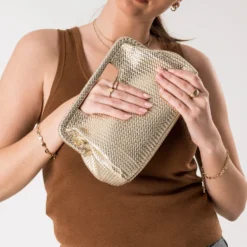 Sac pochette dorée embossage tressé