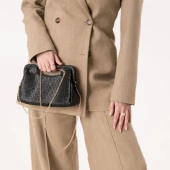Sac pochette noire embossage tressé
