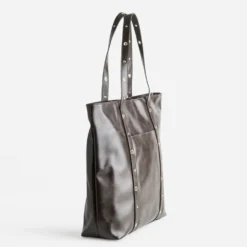 Sac tote-bag marron décors œillets et clous