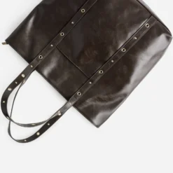Sac tote-bag marron décors œillets et clous