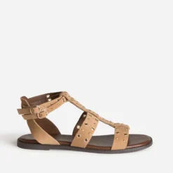 Sandale beige cuir velours œillets et clous