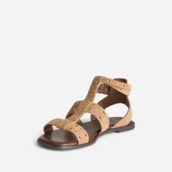 Sandale beige cuir velours œillets et clous