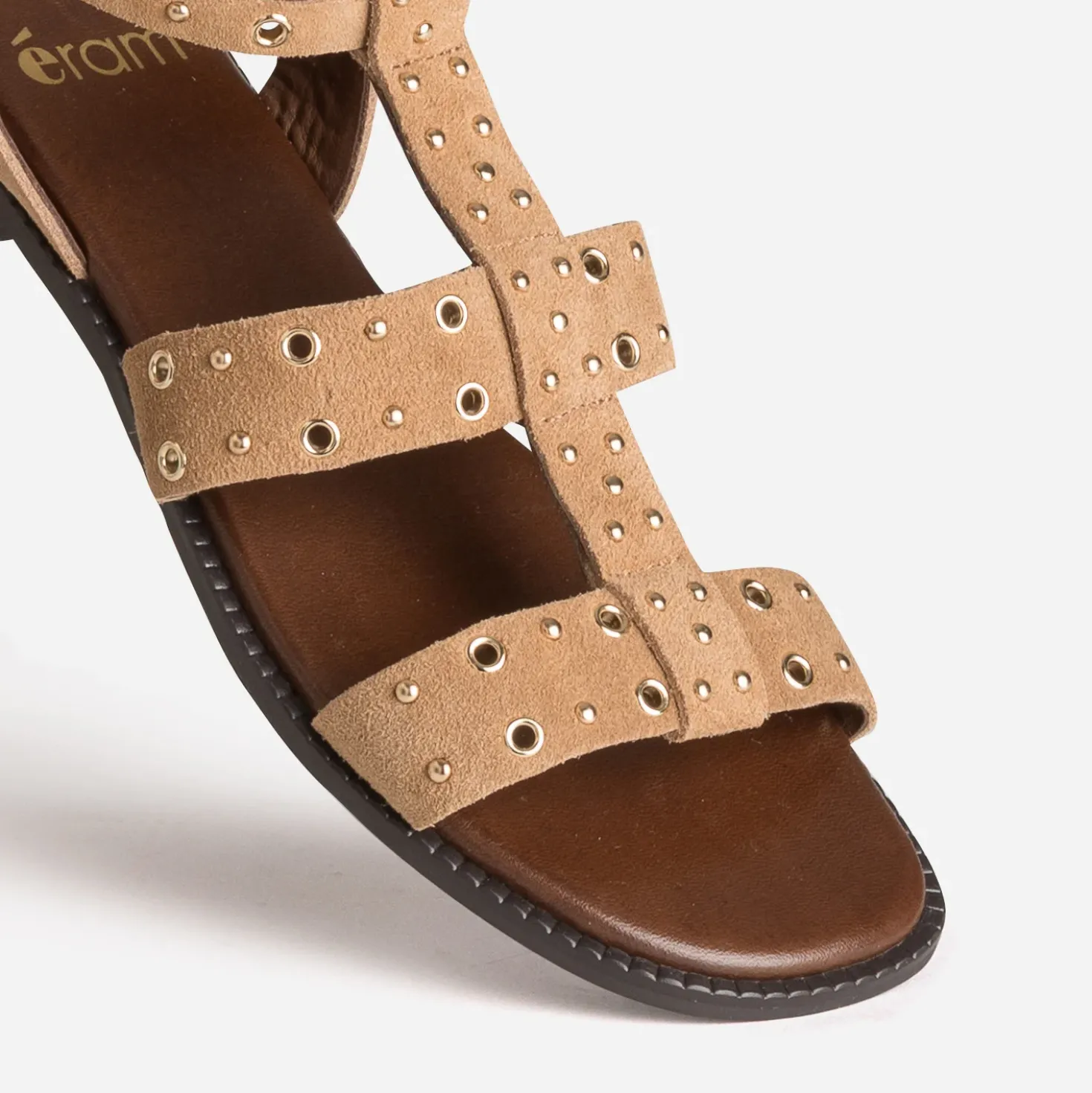 Sandale beige cuir velours œillets et clous