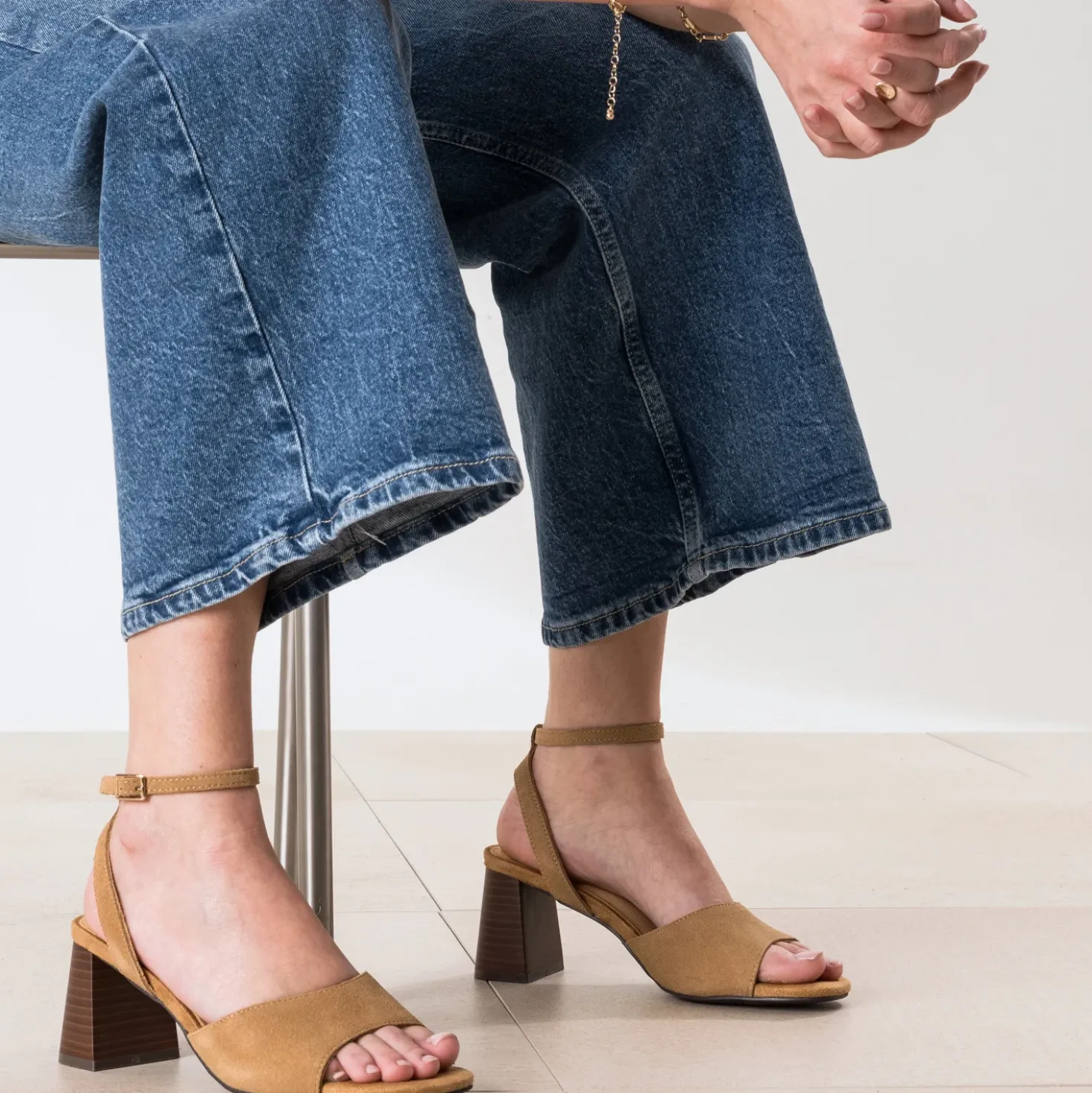 Sandale beige cuir velours à talon