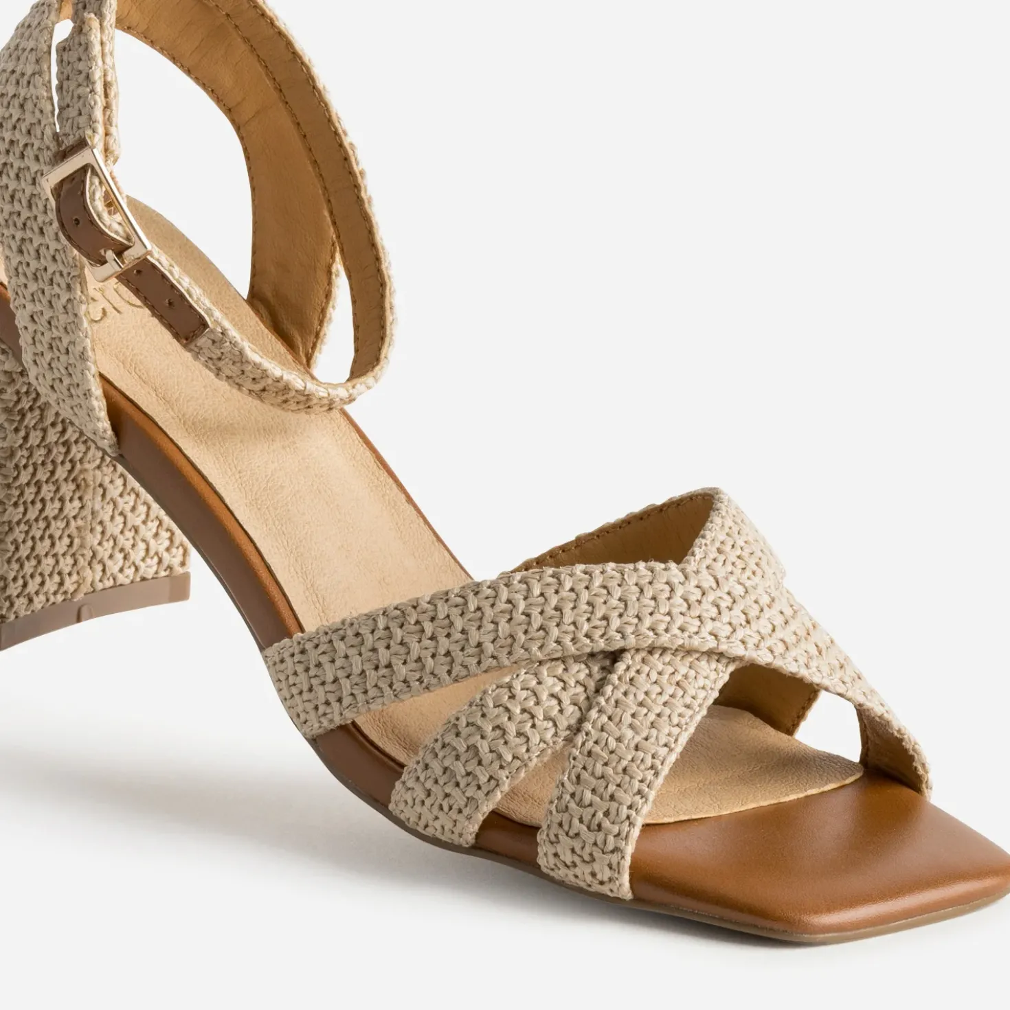 Sandale beige tressé à talon