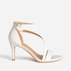 Sandale blanche à talon fin