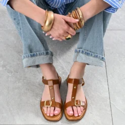 Sandale cognac cuir décor clous