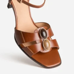 Sandale cognac cuir détail bijoux