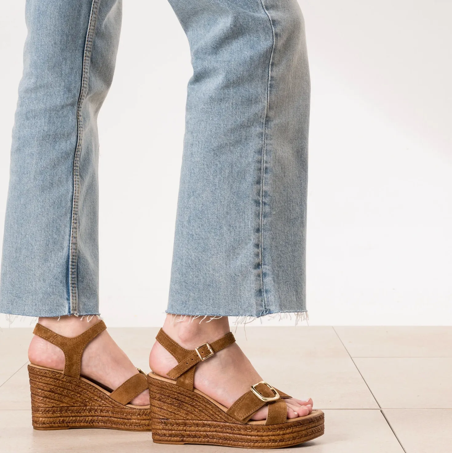 Sandale compensée camel cuir velours
