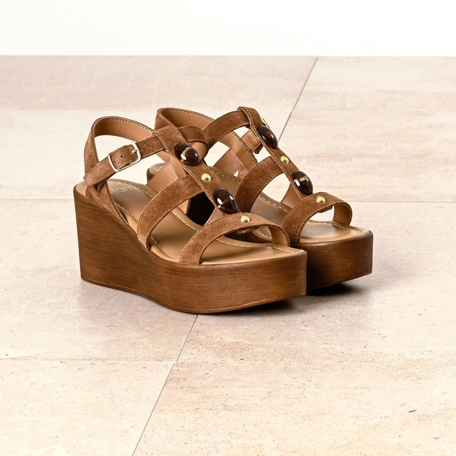 Sandale compensée camel cuir velours décor bijou