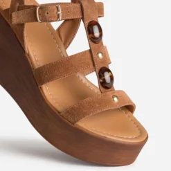 Sandale compensée camel cuir velours décor bijou