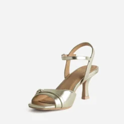 Sandale dorée kitten-heel détail boucle