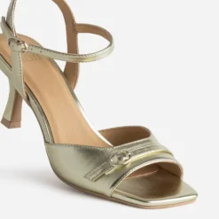 Sandale dorée kitten-heel détail boucle