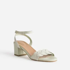 Sandale en cuir blanc cassé