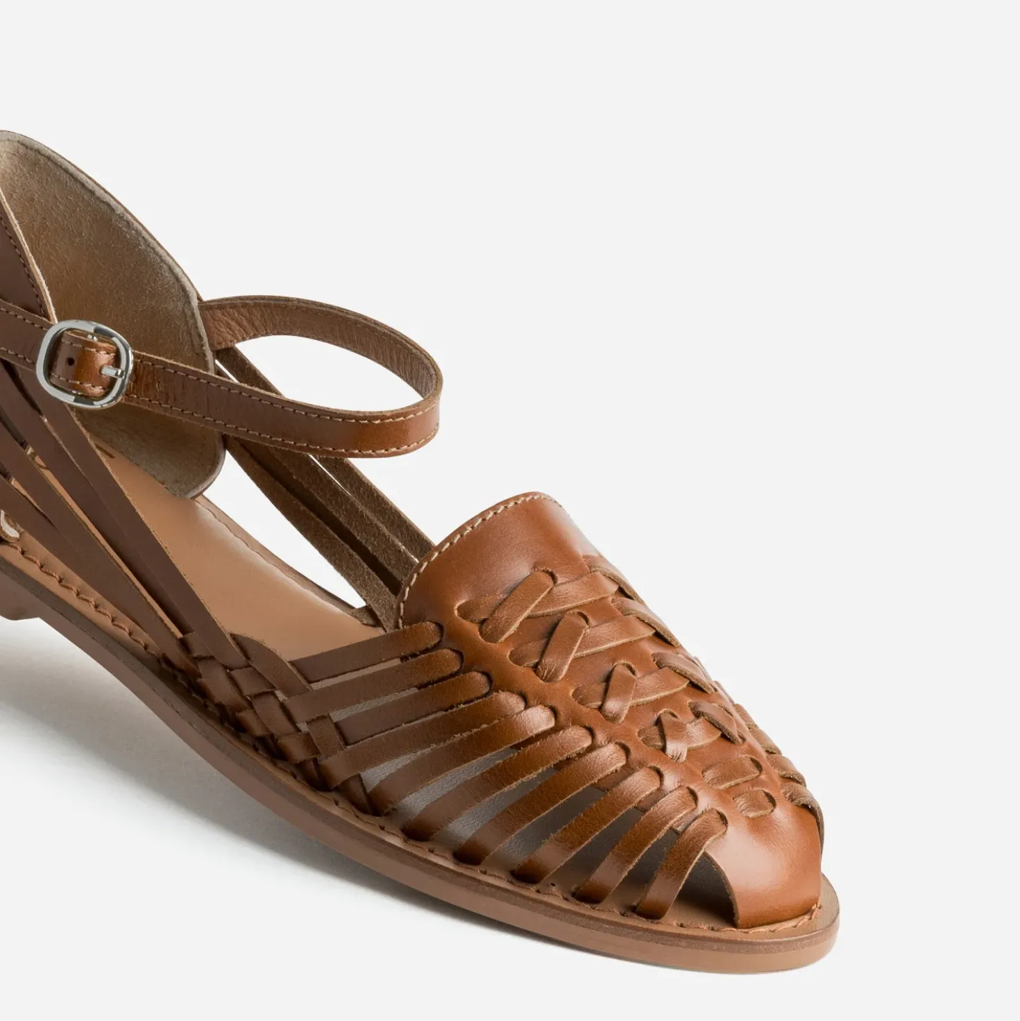 Sandale fermée cognac en cuir tressé