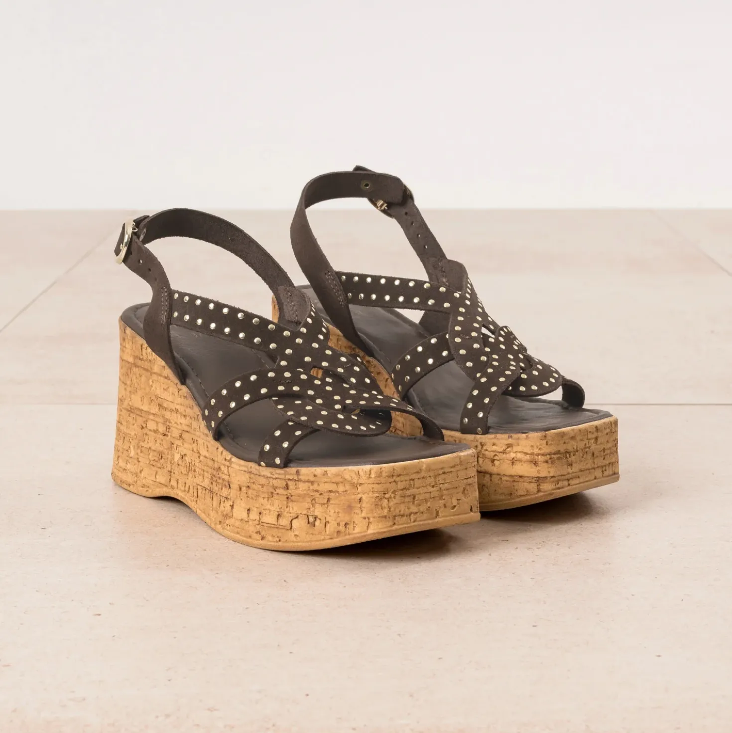 Sandale marron cuir velours détails clous
