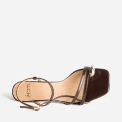 Sandale marron kitten-heel passe-orteil bijou