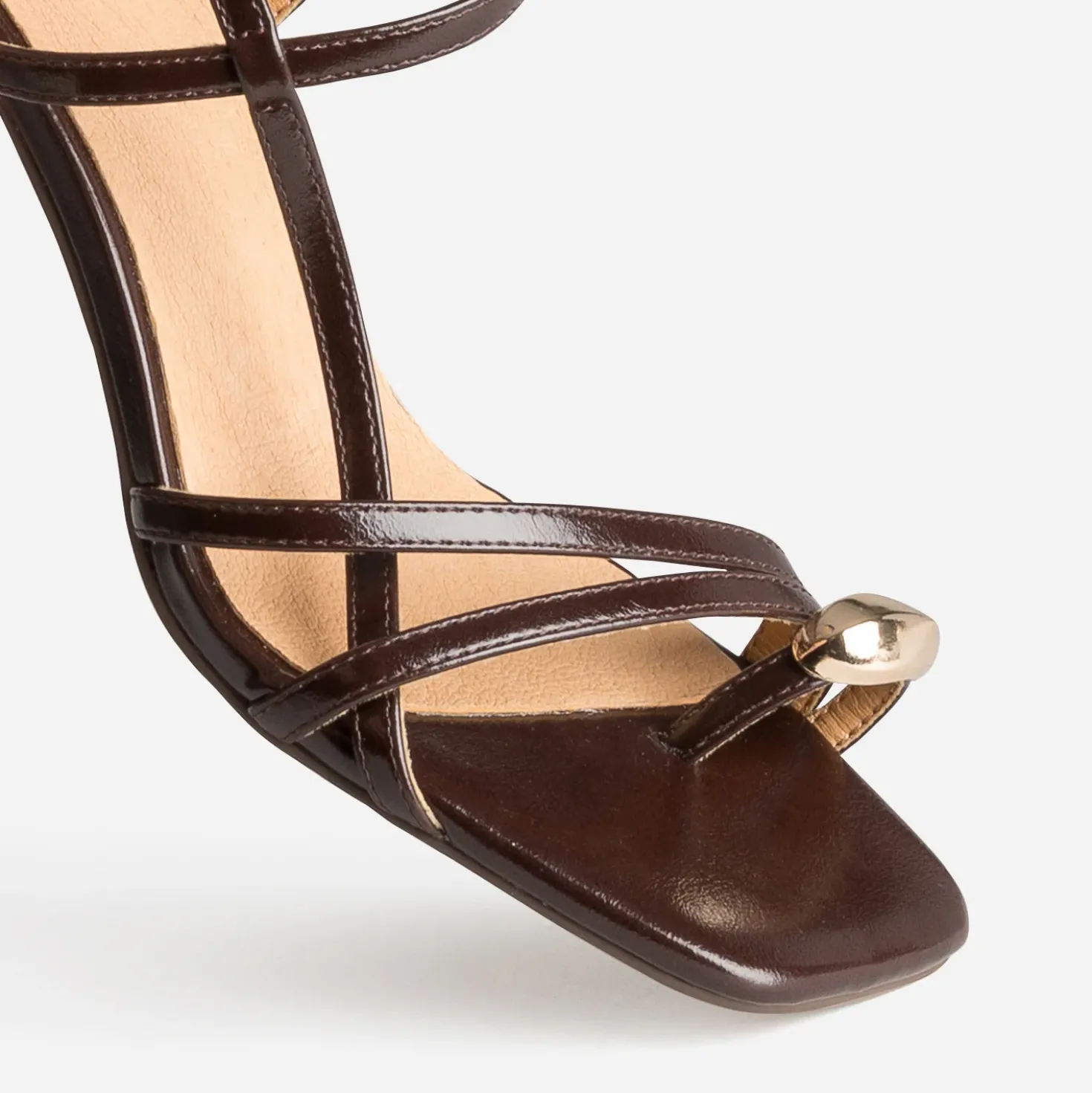 Sandale marron kitten-heel passe-orteil bijou
