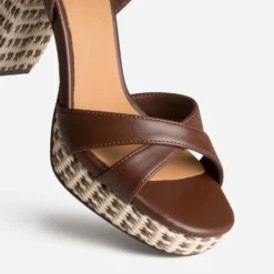 Sandale marron plateforme et talon tressés