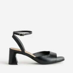 Sandale noire cuir décolleté carré