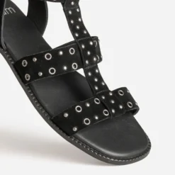 Sandale noire cuir velours œillets et clous