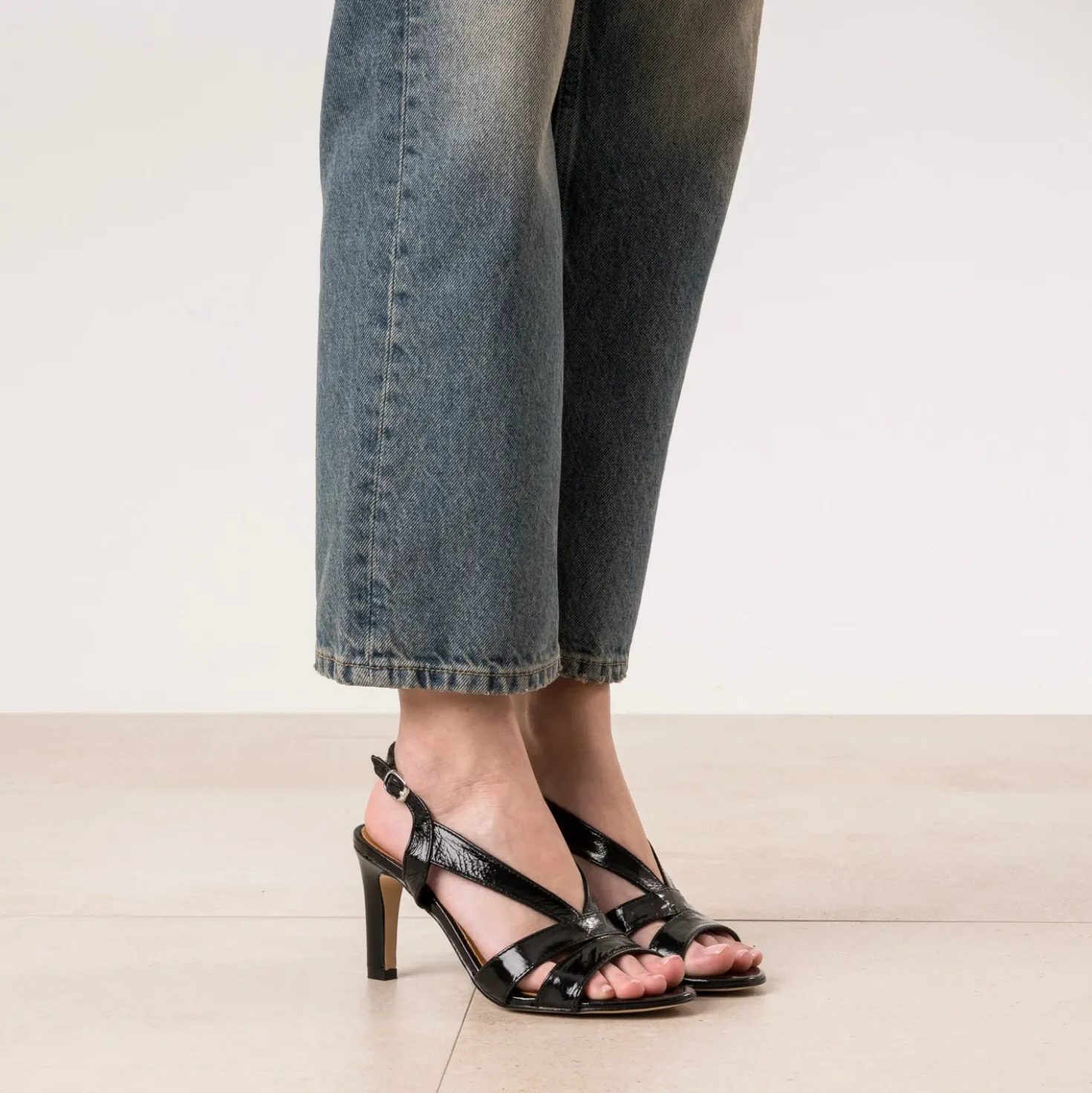 Sandale noire cuir verni à talon