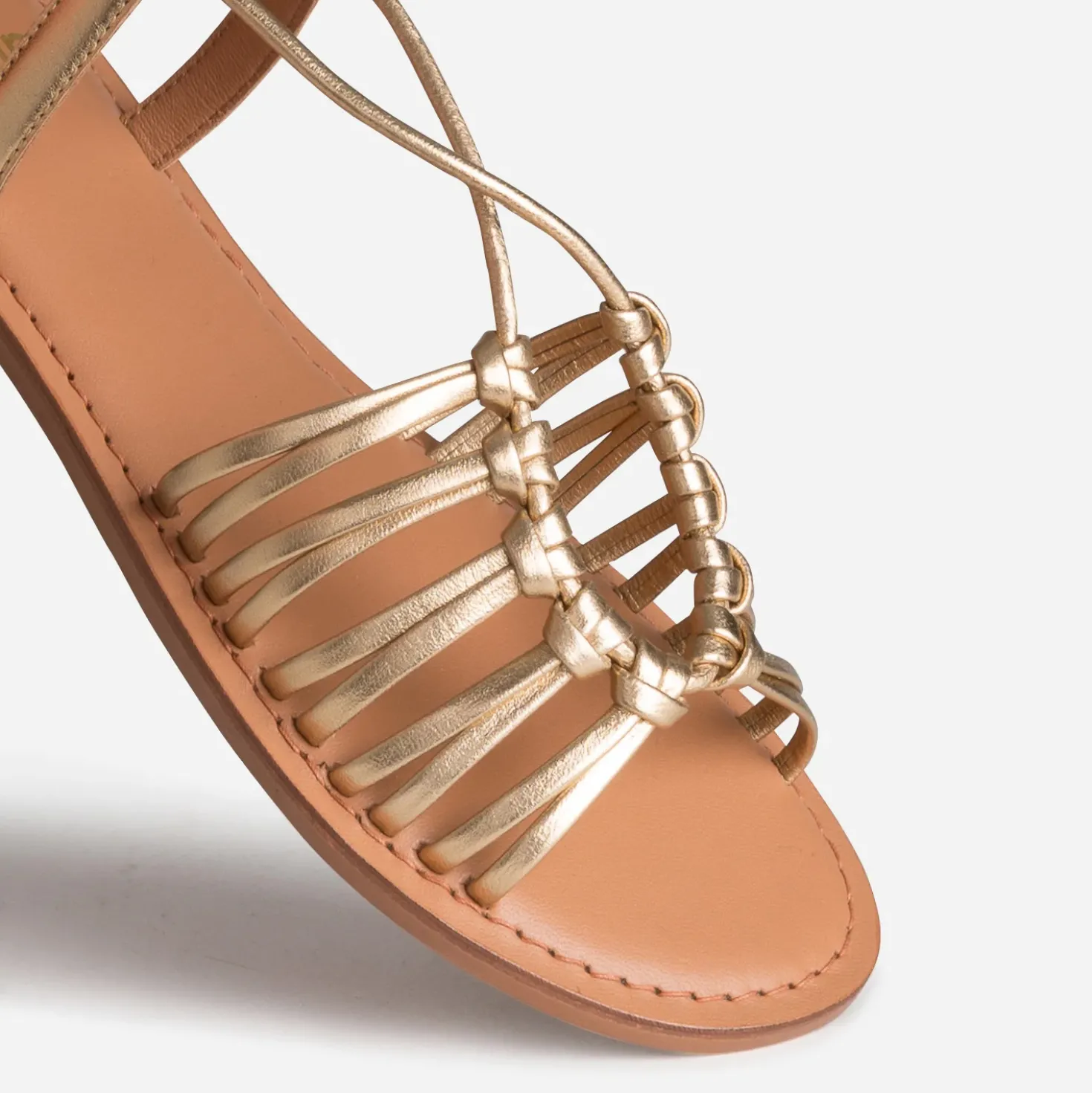Sandale plate dorée cuir multi brides