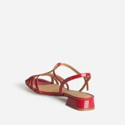 Sandale plate rouge verni