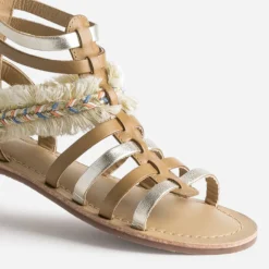 Sandale spartiate camel et doré en cuir avec galon frangé