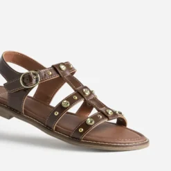 Sandales plates en cuir cognac à clous