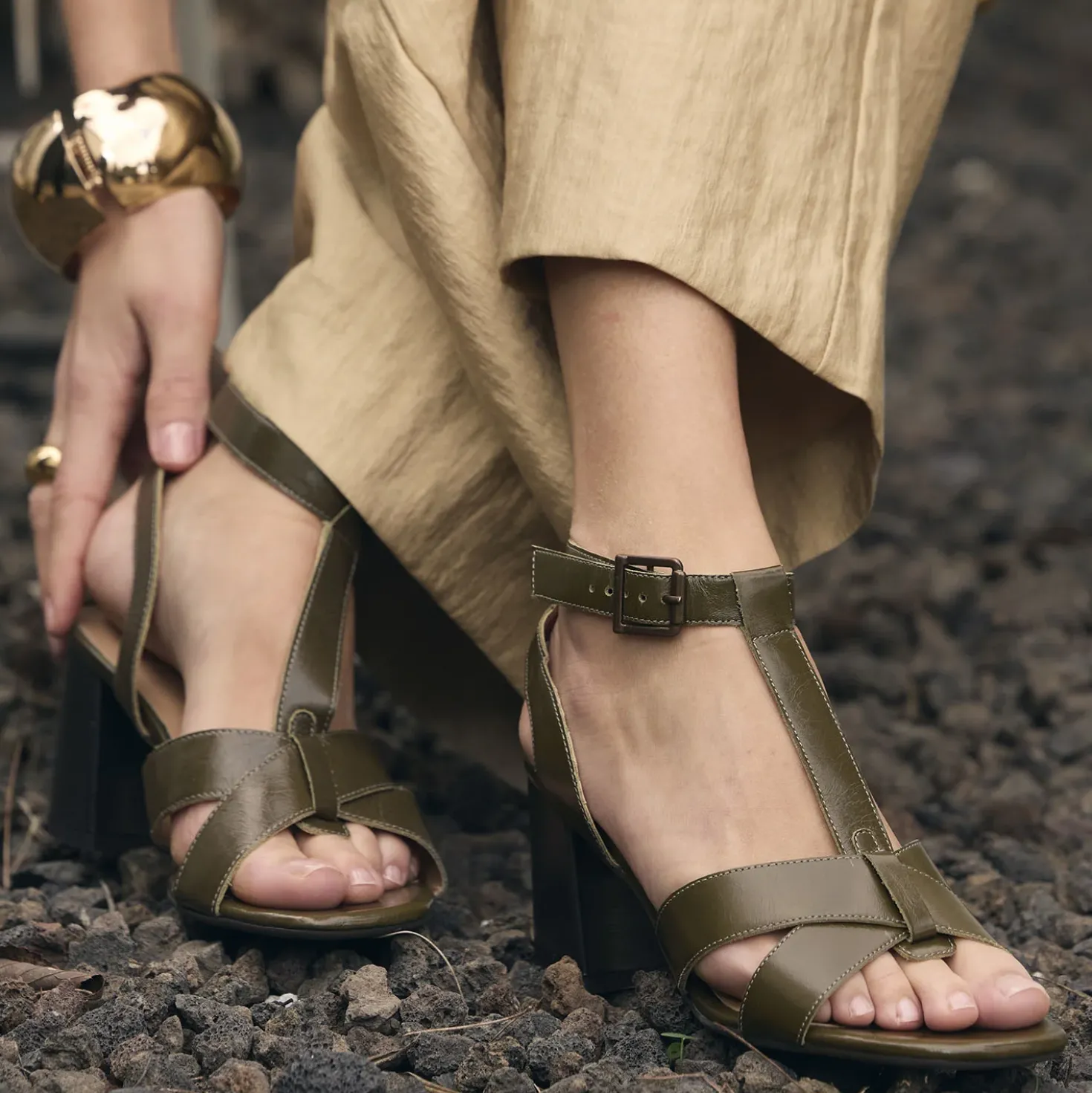 Sandale talon kaki cuir verni
