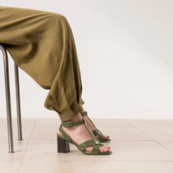 Sandale talon kaki cuir verni