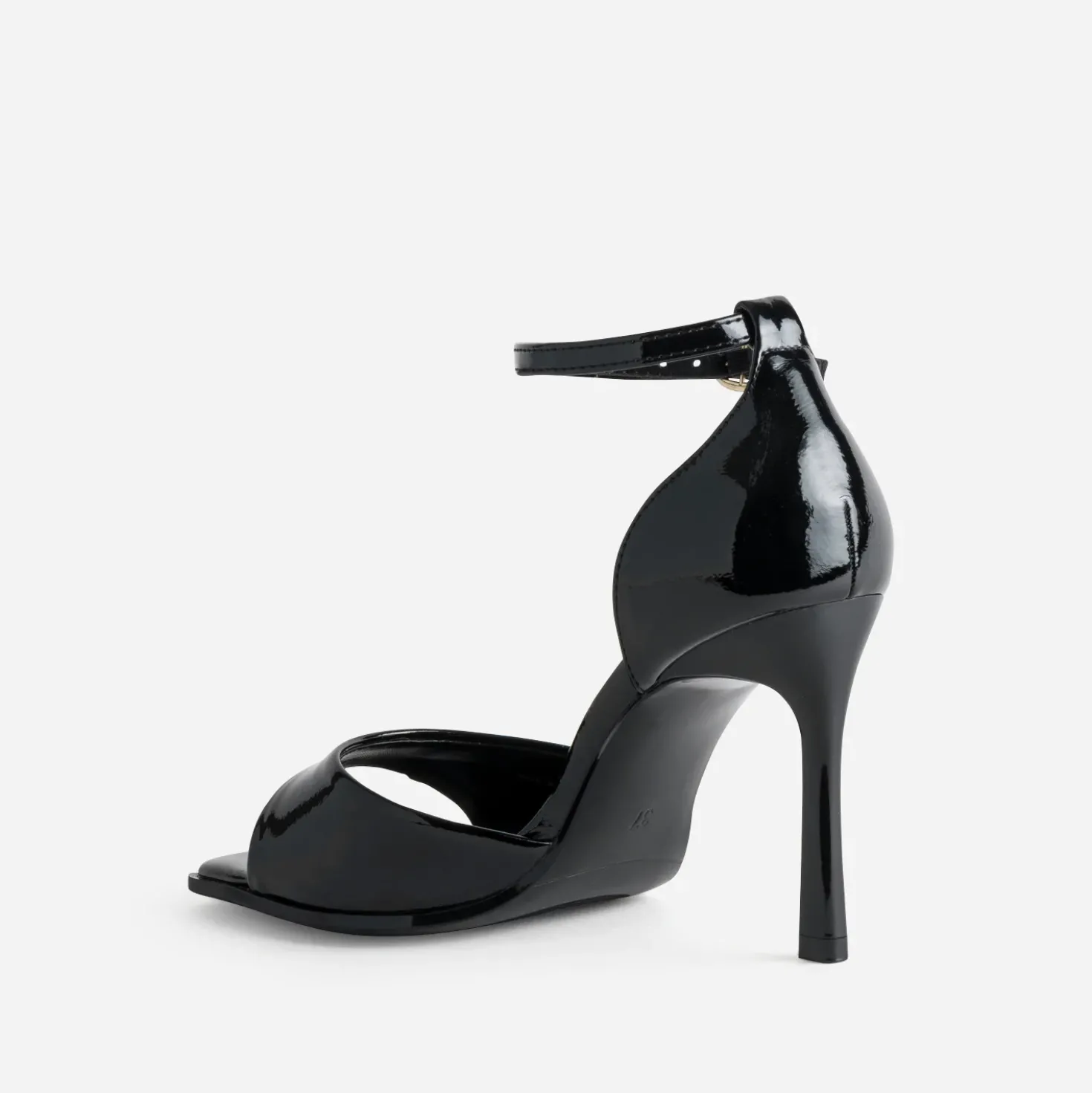 Sandale talon noire vernie