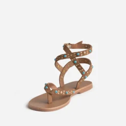 Sandale-tong camel cuir velours décor clous et perles